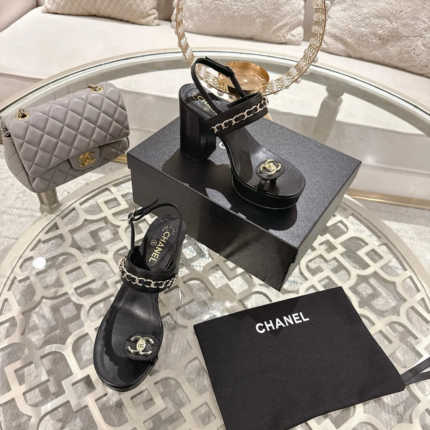 👟👟Ex-factory price 560👟👟Chanel Xiaoxiang 2025ss spring and summer latest high-heeled bucket catwalk fashion chain decoration top quality! Accurate to 1:1, light luxury without tiring the feet, the upper feet can be matched with spring and summer clothes at will, highlighting the texture and taste, simple yet luxurious appearance, even if it is just a pair of sandals, it is definitely a must-have pair in the summer shoe cabinet. Upper: imported lambskin. Lining: imported sheepskin lining. Outsole: Italian leather outsole. Heel height: 10.5cm. Size: 35-40 (40.41.42 custom-made, non-returnable)